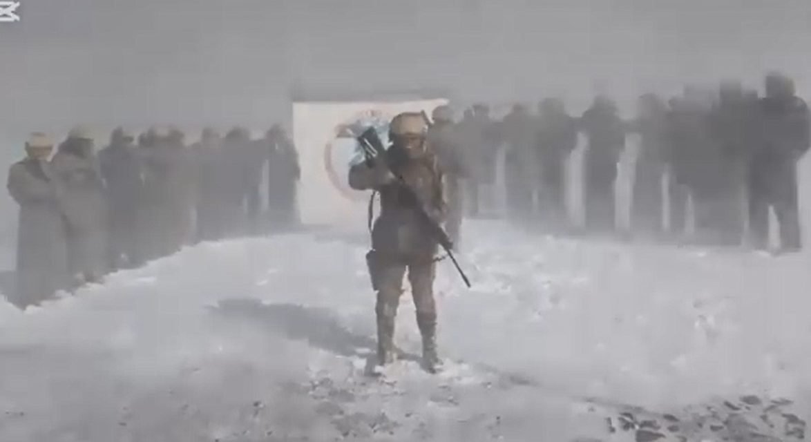 MILITARES BOLIVIANOS RESISTEN TEMPERATURAS EXTREMAS EN LA FRONTERA