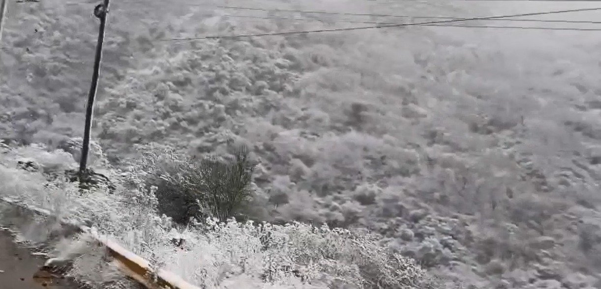 NEVADAS CUBREN CANALETAS Y PIEDRA LARGA, VISIBLES DESDE LA RUTA NACIONAL HACIA TARIJA