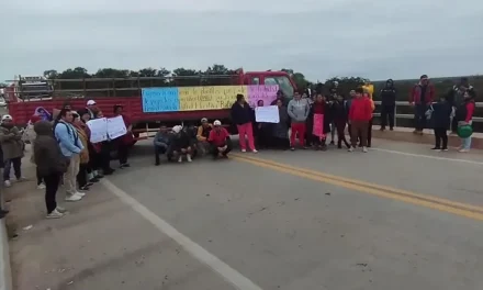 POBLADORES BLOQUEAN LA RUTA SANTA CRUZ – ARGENTINA PARA EXIGIR EL PAGO DE UNA OBRA