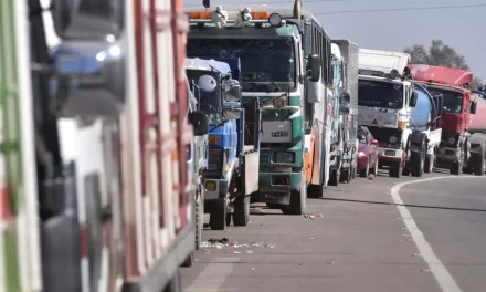 ADVIERTEN QUE AL MENOS 10 MIL CAMIONES DE CARGA SON PERJUDICADOS POR LOS BLOQUEOS