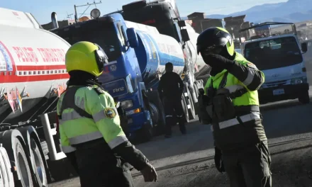 POLICÍA ESCOLTA TRASLADO DE 31 CISTERNAS A LA PAZ