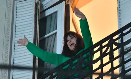 CRISTINA FERNÁNDEZ SALE AL BALCÓN POR PRIMERA VEZ DESDE QUE ESTÁ EN PRISIÓN DOMICILIARIA