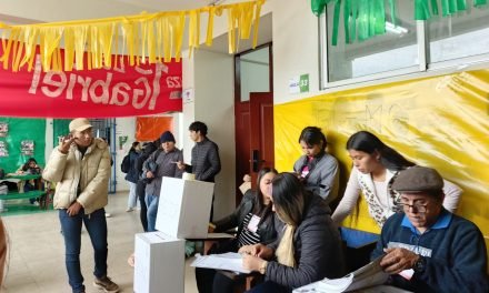 ESTUDIANTES ACUDEN A LAS URNAS EN LA RENE MORENO