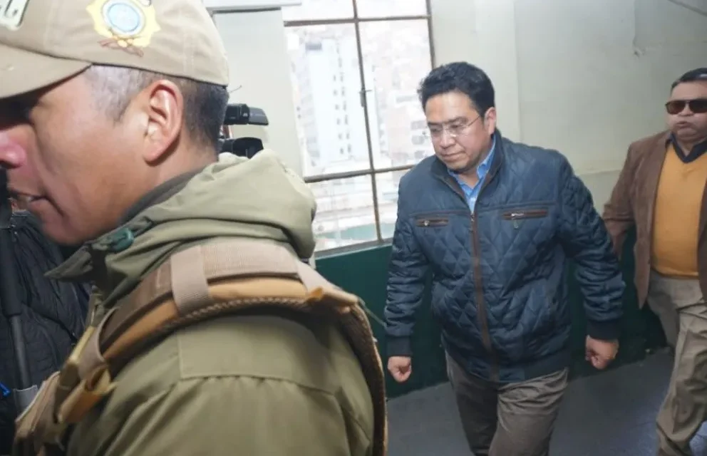 INSTALAN AUDIENCIA CAUTELAR CONTRA EL EXMINISTRO SILES Y LA FISCALÍA SOLICITA SU DETENCIÓN PREVENTIVA