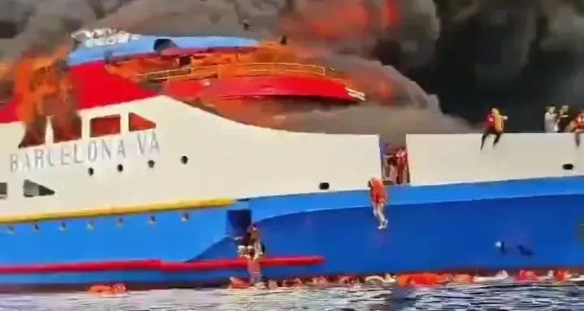 FERRY CON MÁS DE 290 PASAJEROS SE INCENDIÓ Y VARIOS SALTARON AL MAR EN INDONESIA