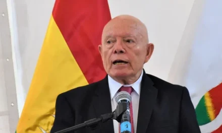OSCAR HASSENTEUFEL RENUNCIA  IRREVOCABLE A LA VICEPRESIDENCIA DEL TSE