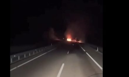 UN CONDUCTOR GRABÓ EL AUTO DE DIOGO JOTA INCENDIÁNDOSE EN LA CARRETERA
