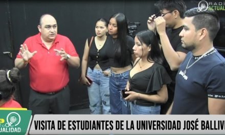 ESTUDIANTES DE LA UNIVERSIDAD AUTÓNOMA DEL BENI VISITARON RADIO ACTUALIDAD 104.8