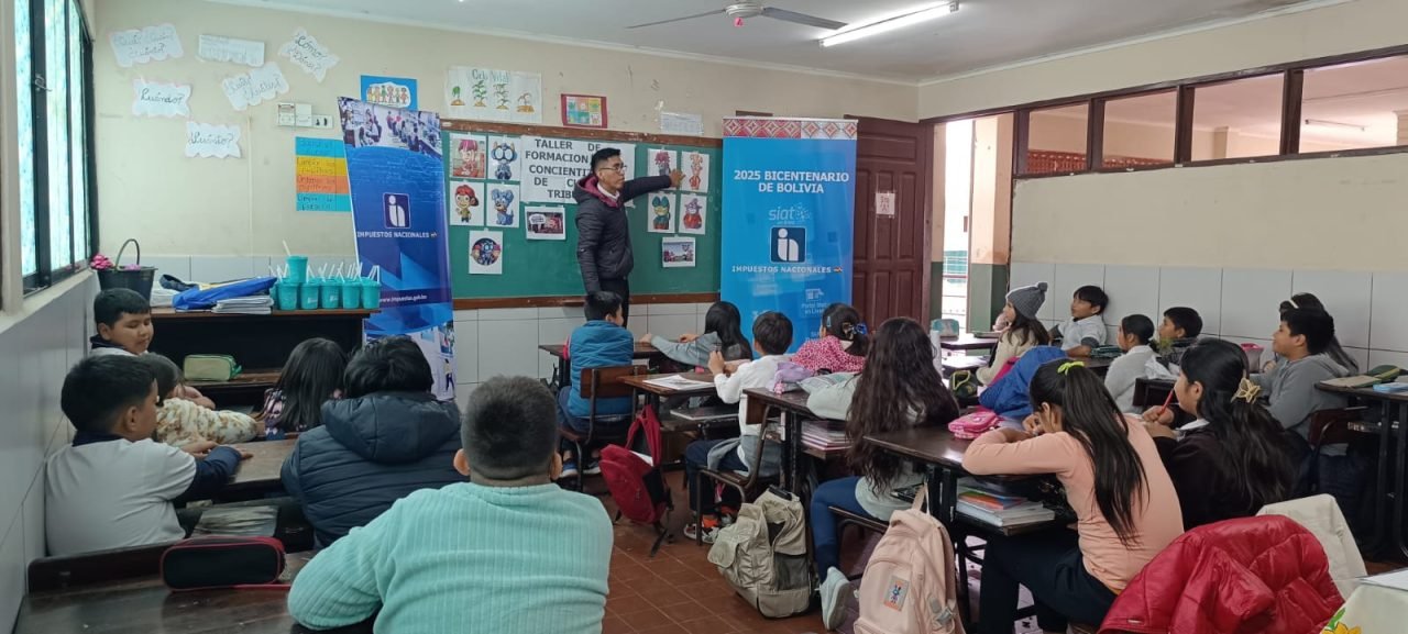 IMPUESTOS DIFUNDE CULTURA TRIBUTARIA A 189 ESTUDIANTES EN SANTA CRUZ