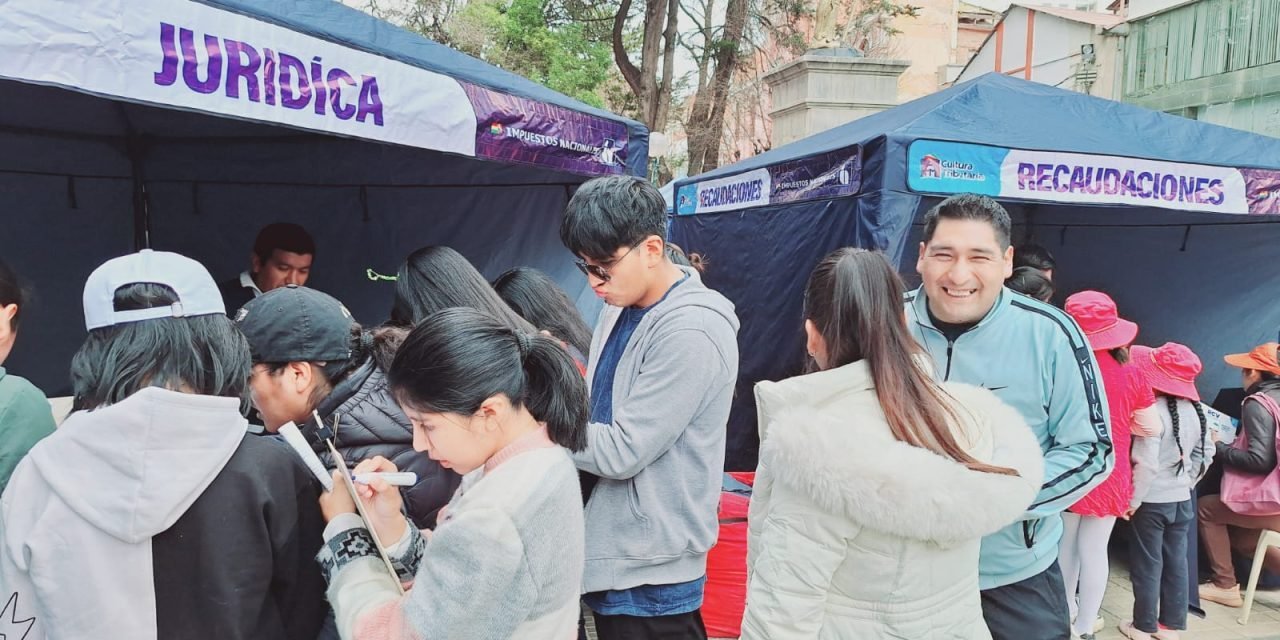 VISITANTES DE FERIA DE CULTURA TRIBUTARIA DESTACAN CUALIDADES DEL SIAT EN LÍNEA DEL SIN