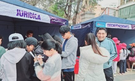 VISITANTES DE FERIA DE CULTURA TRIBUTARIA DESTACAN CUALIDADES DEL SIAT EN LÍNEA DEL SIN   