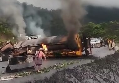 CAMIÓN CISTERNA SUFRE ACCIDENTE, SE INCENDIA Y EL CONDUCTOR FALLECE CALCINADO