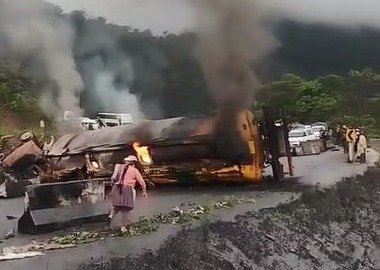 CAMIÓN CISTERNA SUFRE ACCIDENTE, SE INCENDIA Y EL CONDUCTOR FALLECE CALCINADO