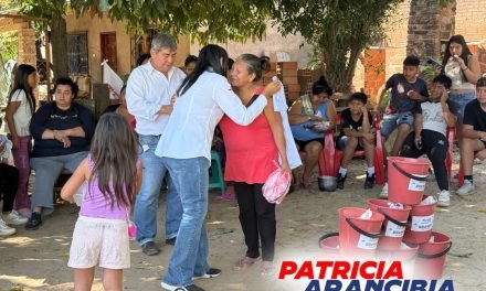 PATRICIA ARANCIBIA, CANDIDATA POR LIBRE LLEGÓ CON OLLAS COMUNES AL BARRIO AMBROSIO VILLAROEL
