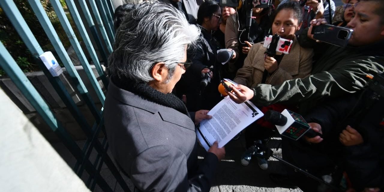 ABOGADO ENTREGA CARTA AL TSE PIDIENDO RESTITUCIÓN DE LA SIGA DEL MAS IPSP