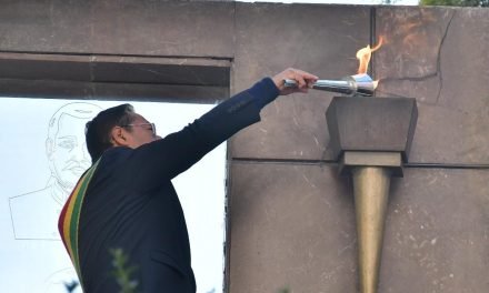 EL PRESIDENTE LUIS ARCE IZA LA BANDERA PACEÑA Y ENCIENDE LA TEA DE MURILLO