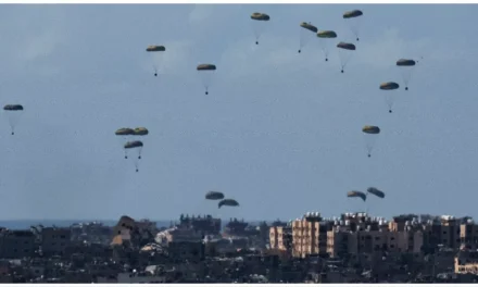 ASÍ CAE LA AYUDA HUMANITARIA DESDE LOS AVIONES SOBRE GAZA