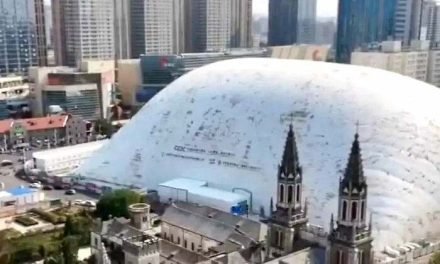 GIGANTESCA CÚPULA INFLABLE INSTALADA EN UN SITIO DE CONSTRUCCIÓN EN CHINA PROTEGE A LOS HABITANTES DE LA CONTAMINACIÓN