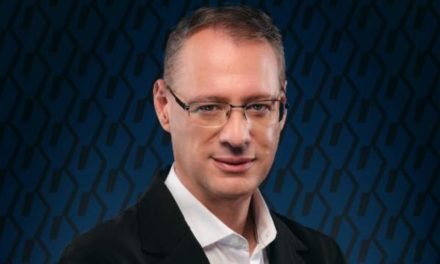 DUNN PRESENTA CERTIFICADO DE LA CONTRALORÍA E IMPUGNA SU INHABILITACIÓN ANTE EL TSE