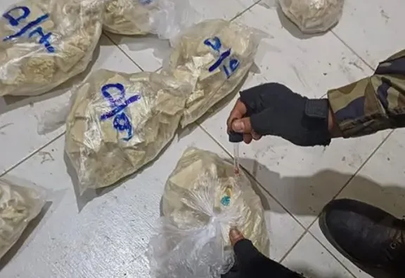 POLICÍAS Y NARCOS SE ENFRENTAN A BALAS DURANTE LA INTERVENCIÓN DE UNA FÁBRICA DE DROGA EN EL CHAPARE