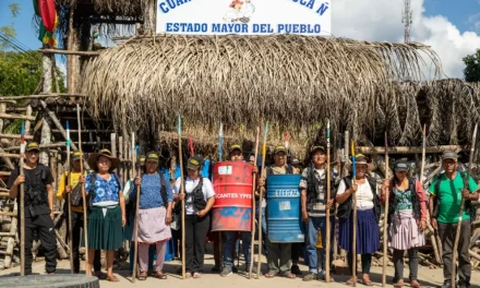 DOS MIL PERSONAS CON ESTACAS, ESCUDOS Y LANZAS PROTEGEN EL ÚLTIMO FORTÍN DE EVO MORALES
