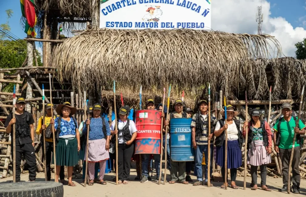 DOS MIL PERSONAS CON ESTACAS, ESCUDOS Y LANZAS PROTEGEN EL ÚLTIMO FORTÍN DE EVO MORALES