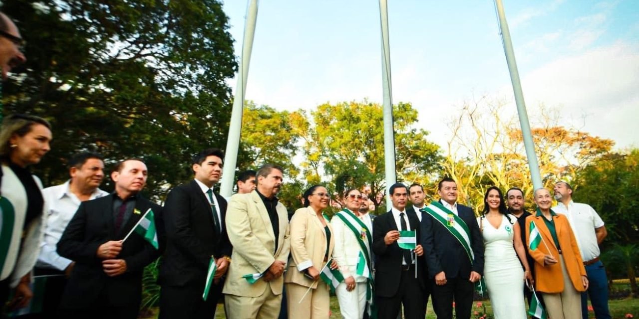 ALCALDE IZA BANDERA CRUCEÑA EN LA QUINTA MUNICIPAL POR SUS 161 AÑOS DE CREACIÓN