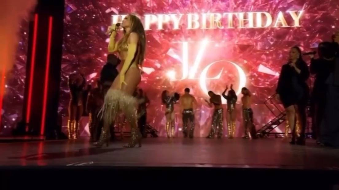 JENNIFER LÓPEZ ENFRENTA UN INCIDENTE CON SU FALDA DURANTE CONCIERTO EN POLONIA