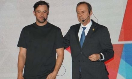 EL LAPSUS DE JUAN PABLO VELASCO EN EL DESFILE POR LA REVOLUCIÓN DE LA PAZ