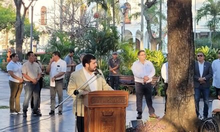 CON LÁGRIMAS PRESIDENTE CÍVICO LLAMA A UNIDAD, EN LOS 161 AÑOS DE CREACIÓN DE BANDERA CRUCEÑA