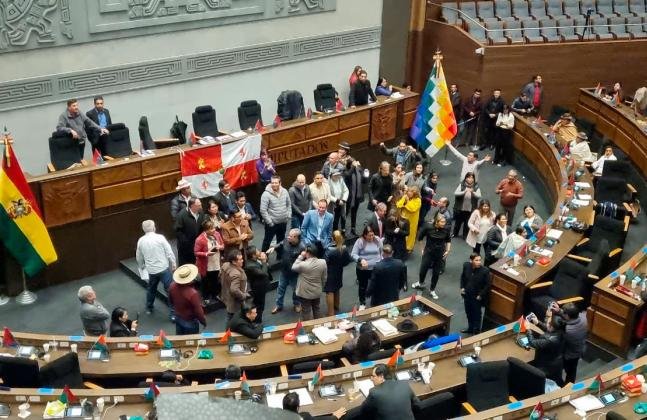 SESIÓN POR CONTRARIO DEL LITIO SE SUSPENDA SIN FECHA NI HORA POR BOCHORNOS