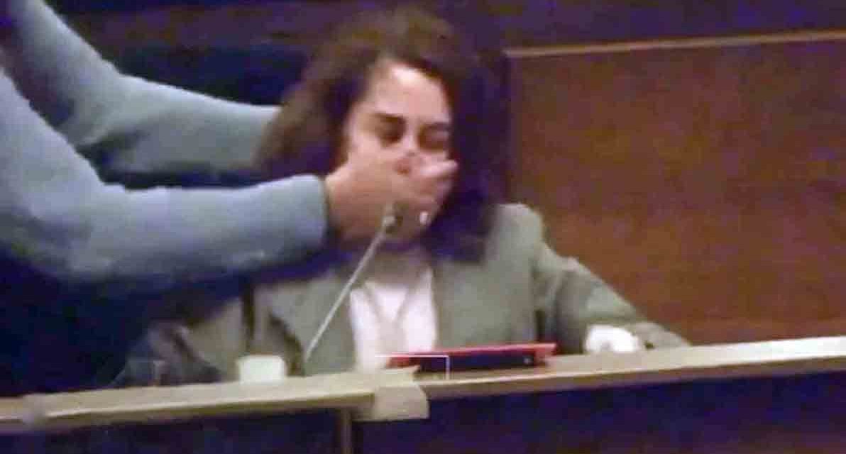 TAPAN LA BOCA A DIPUTADA EN MEDIO DE SU INTERVENCIÓN EN SESIÓN DE DIPUTADOS