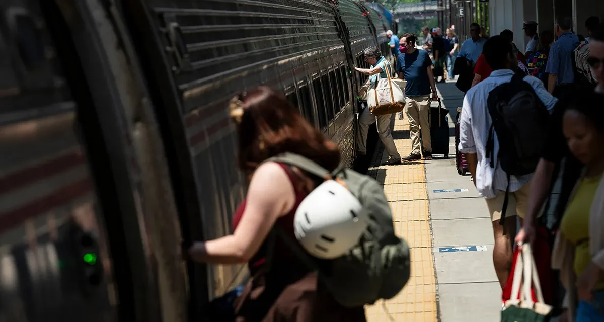 318 PASAJEROS ESTÁN  ATRAPADOS EN UN TREN SIN AIRE ACONDICIONADO Y EN PLENA OLA DE CALOR