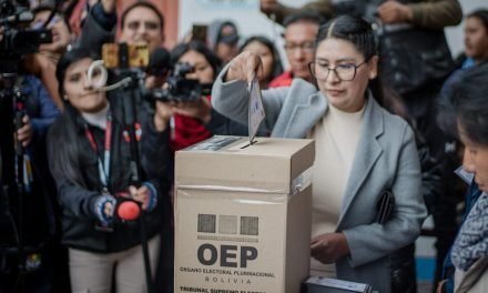 EVA COPA EMITIÓ SU VOTO EN EL ALTO EN MEDIO DE SILBIDOS