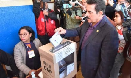 MANFRED REYES VILLA EMITIÓ SU VOTO EN COCHABAMBA Y LLAMA A “SALVAR A BOLIVIA”