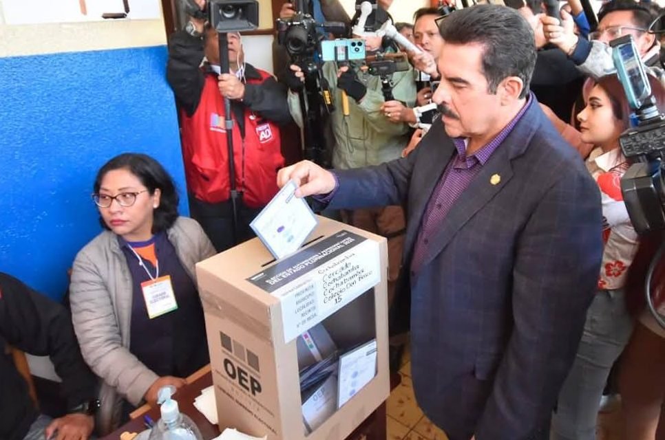 MANFRED REYES VILLA EMITIÓ SU VOTO EN COCHABAMBA Y LLAMA A “SALVAR A BOLIVIA”
