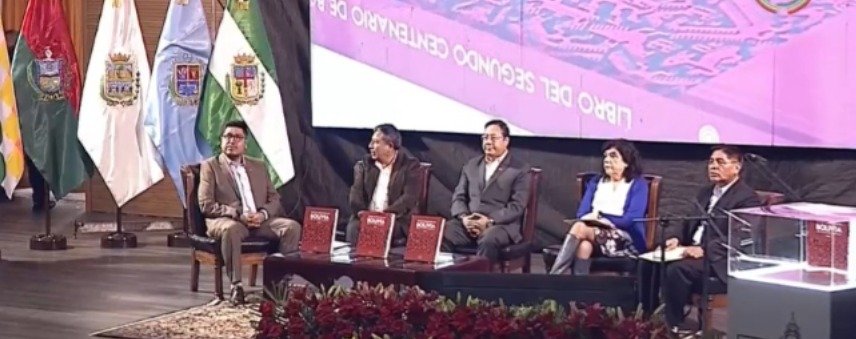 GOBIERNO PRESENTA LIBRO DEL SEGUNDO CENTENARIO Y DEFIENDE MODELO DE ESTADO