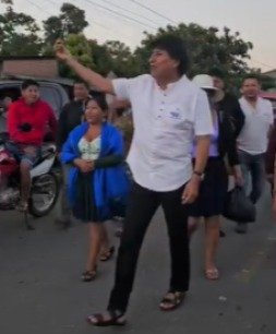 EVO LLEGA A VILLA 14 PARA EJERCER SU DERECHO AL VOTO