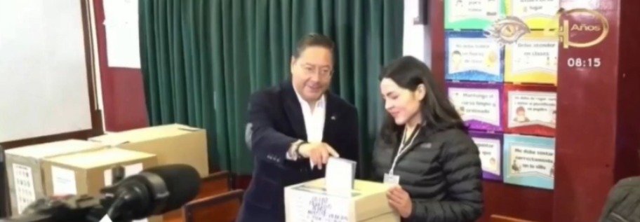 PRESIDENTE LUIS ARCE EMITE SU VOTO EN RECINTO ELECTORAL DE MIRAFLORES