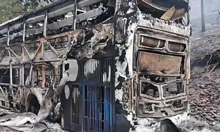 INCENDIO DE BUS MILITAR GENERA FUEGO FORESTAL EN RUTA A SUCRE