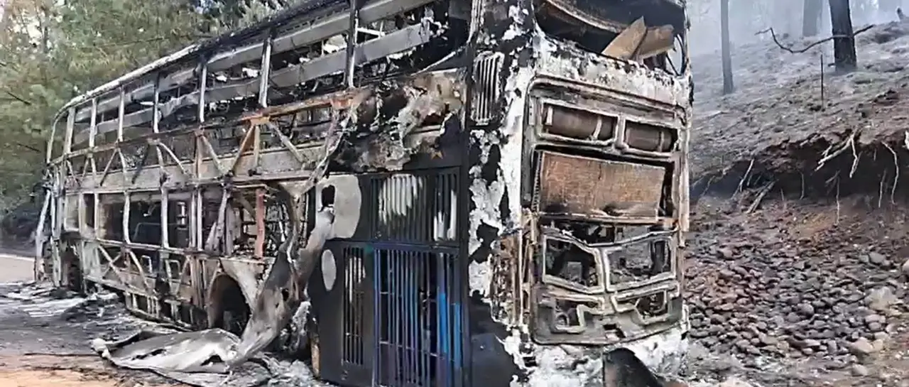 INCENDIO DE BUS MILITAR GENERA FUEGO FORESTAL EN RUTA A SUCRE