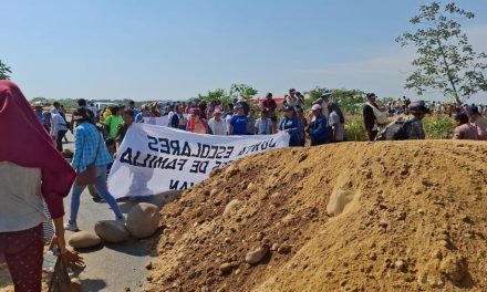 PADRES DE FAMILIA BLOQUEAN EL PUENTE YAPACANÍ EXIGIENDO EL PAGO DEL DESAYUNO ESCOLAR