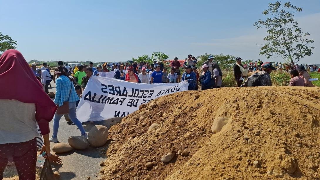 PADRES DE FAMILIA BLOQUEAN EL PUENTE YAPACANÍ EXIGIENDO EL PAGO DEL DESAYUNO ESCOLAR
