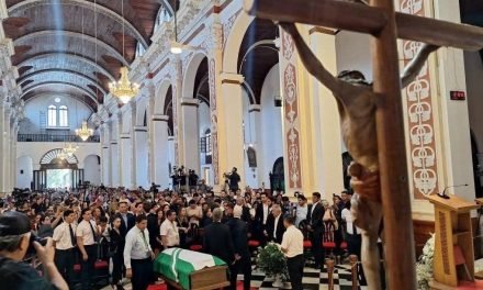 PAÑUELOS BLANCOS Y LAGRIMAS MARCARON EL ADIÓS DEL EXALCALDE PERCY FERNÁNDEZ