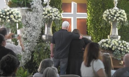 AUTORIDADES Y VECINOS DAN EL ÚLTIMO ADIÓS A PERCY FERNÁNDEZ