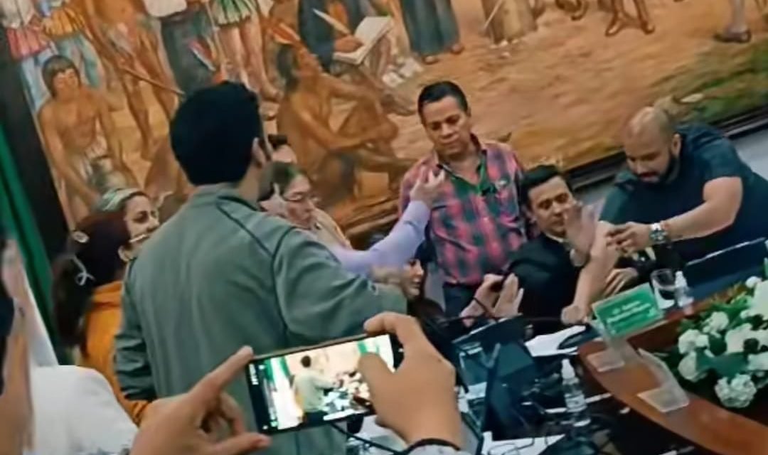 PELEA INTERMINABLE EN EL CONCEJO MUNICIPAL DE SANTA CRUZ