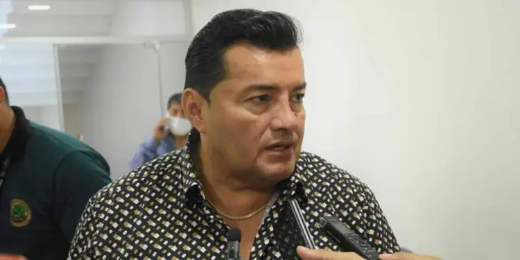 ALCALDE EXIGE RENUNCIA DE ALTOS FUNCIONARIOS Y SUBALCALDES