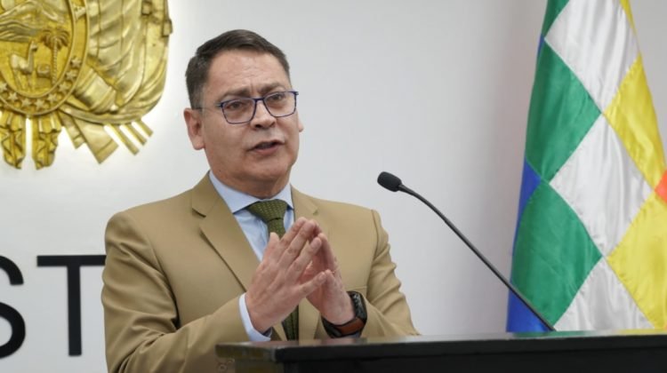 GOBIERNO BOLIVIANO RECHAZA EXCLUSIÓN DE LISTA ANTIDROGAS DE EE. UU. Y DEFIENDE AVANCES