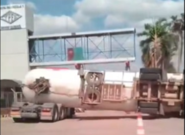 CAMIÓN CARGADO CON GLP SE VUELCA FRENTE A PLANTA DE YPFB