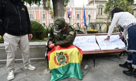 SUBOFICIAL PROTESTA ENCADENADO EN PLAZA MURILLO Y DENUNCIA CORRUPCIÓN EN LA POLICÍA